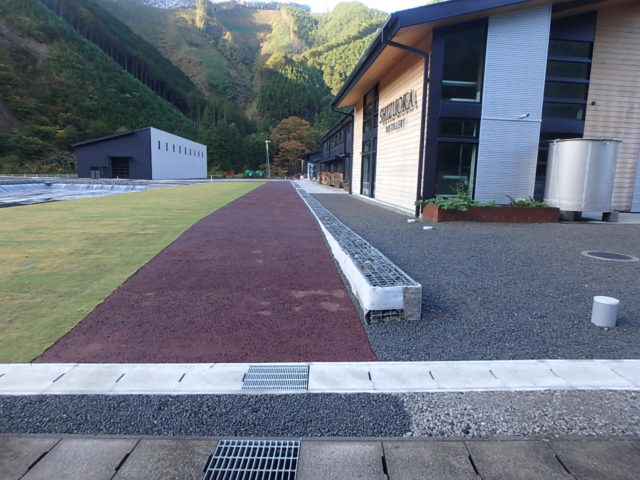 ガイアフロー静岡蒸溜所 ウッドチップ舗装・園路 完成後